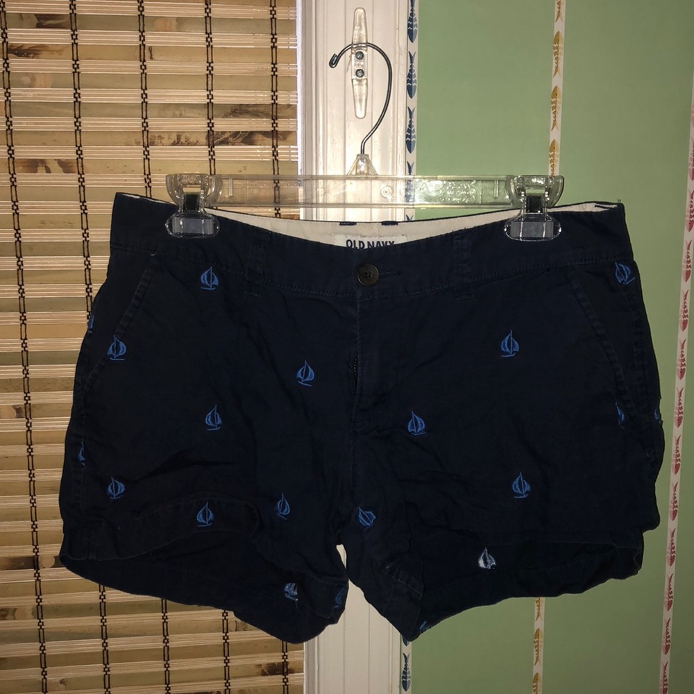Chino shorts with sailboat print